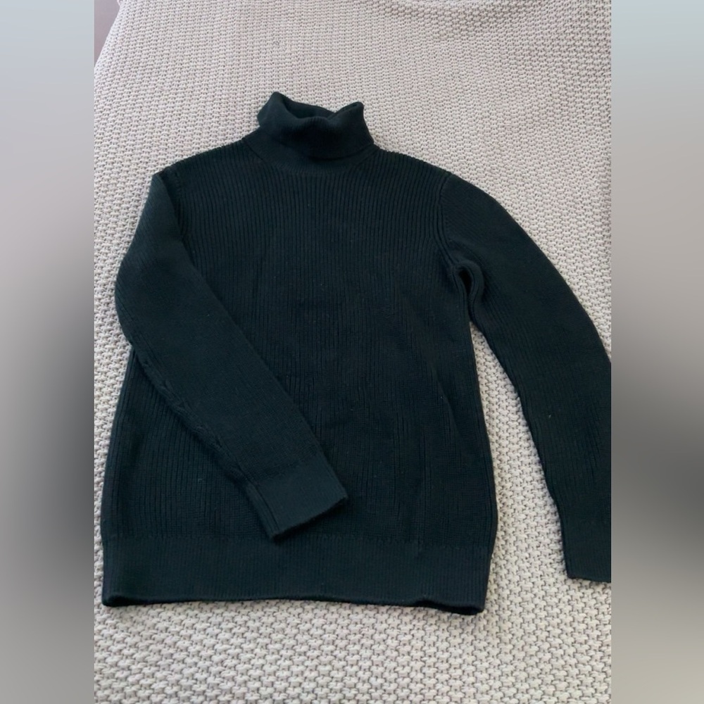 Black H&M turtleneck sweater